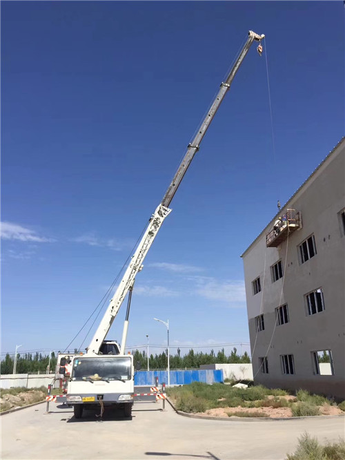 普宁市“轻装强干”—— 吊车的 “轻量化臂架” 技术